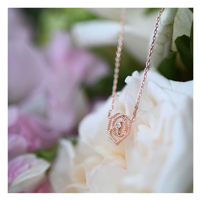 La rose perlée un bijou intemporel et d'une féminité ultime.