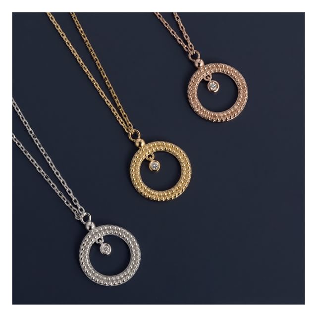Nos colliers Eclipse de Lune en #diamant disponible sur notre site www.lagarconnediamant.com