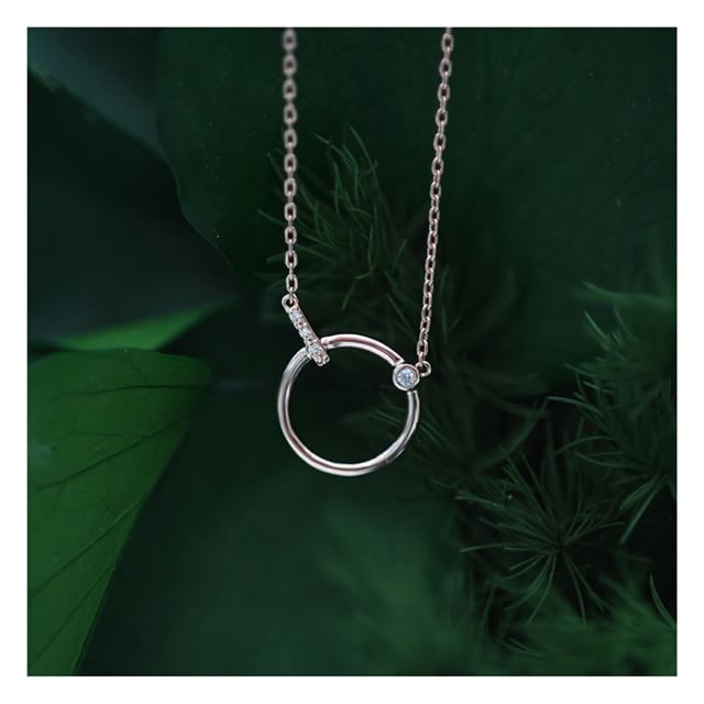 En pendentif, Âme sœur s’inscrit dans un cercle parfait.
