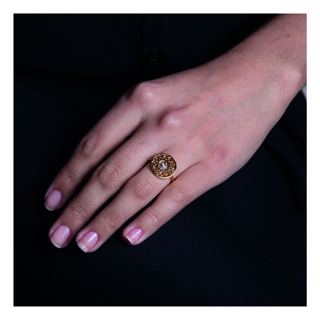 Collection CHANCE. Finement ciselée d’arabesques enserrant son diamant, la bague Fortune est comme un talisman. Découvrez tous les bijoux sur notre eshop